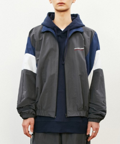 VIVASTUDIO（ビバスタジオ）の「TRACK JACKET（ブルゾン・メンズ・チャコール/ブラック・MEDIUM/LARGE）」の2枚目の写真