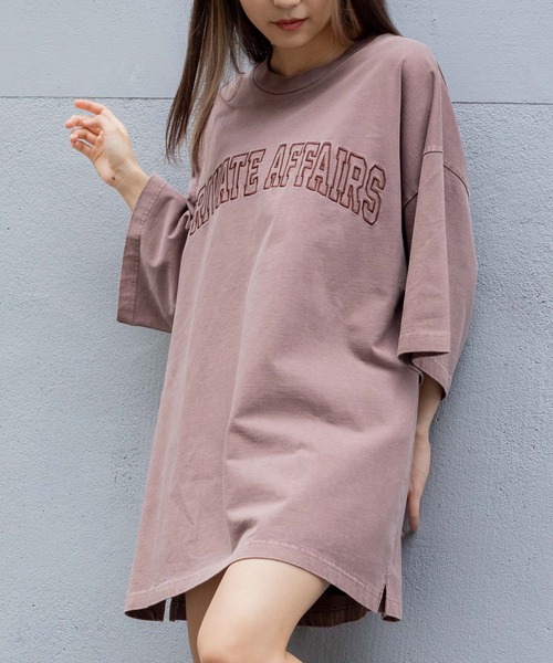 WEGO（ウィゴー）の「WEGO/スーパービックシルエットピグメントカレッジロゴ刺繍Tシャツ（Tシャツ/カットソー・メンズ・ブラック/パープル/イエロー/ダークグリーン/ブラウン・FREE）」の3枚目の写真