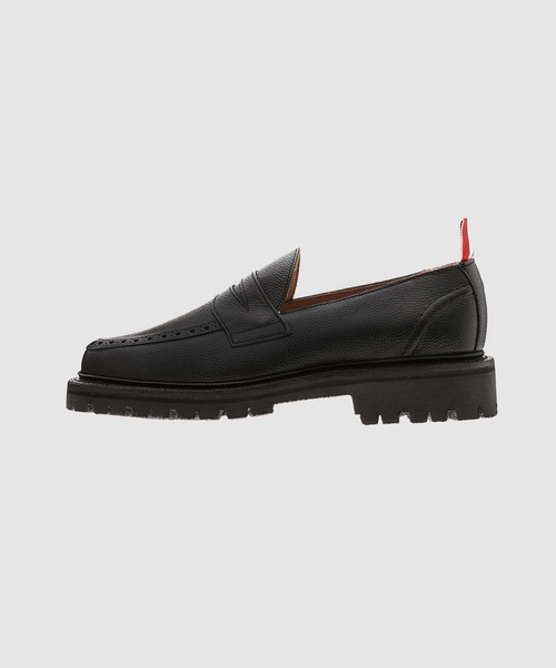 THOM BROWNE（トムブラウン）の「CLASSIC PENNY LOAFER W/ RUBBER COMMANDO SOLE IN PEBBLE GRAIN LEATHER（ローファー・メンズ・ブラック/グレー・8/10/9）」の2枚目の写真