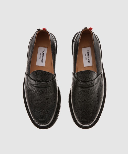 THOM BROWNE（トムブラウン）の「CLASSIC PENNY LOAFER W/ RUBBER COMMANDO SOLE IN PEBBLE GRAIN LEATHER（ローファー・メンズ・ブラック/グレー・8/10/9）」の6枚目の写真