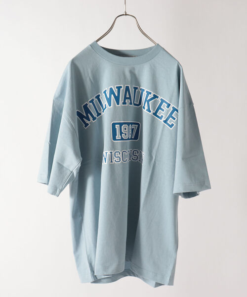GLOSTER(グロスター)の「カレッジプリントTシャツ(Tシャツ/カットソー・メンズ・ライトブルー/ブラック/パープル/キナリ・MEDIUM/LARGE)」の1枚目の写真