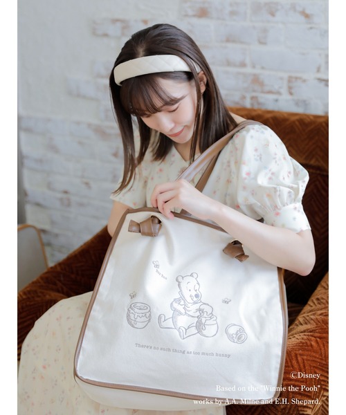 【即日発送】【残りわずか】ピンバッジとトートバッグ　ミセス✖️ディズニー セール】Pooh/合皮パイピングトートバッグ（トートバッグ