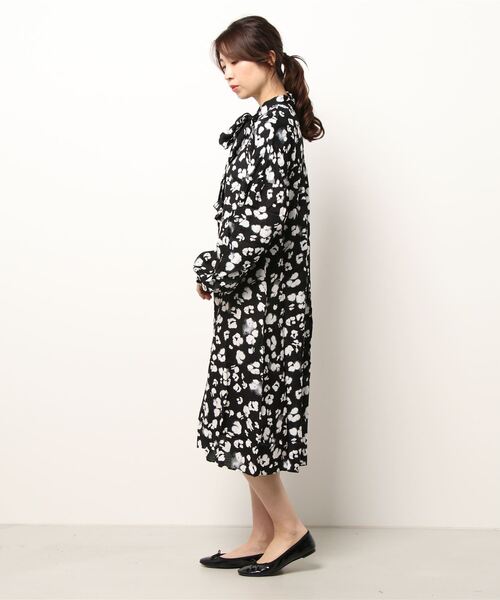 Ted Baker(テッドベーカー)の「WILMY フラワープリント ロングドレス(ワンピース・レディース・ブラック・2/1/3/0)」の3枚目の写真