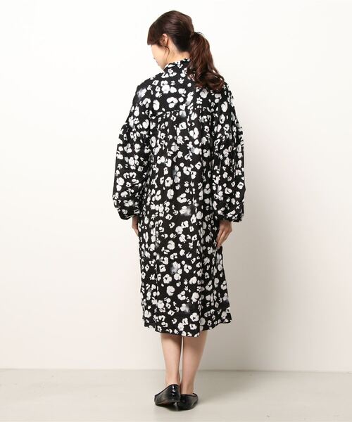 Ted Baker(テッドベーカー)の「WILMY フラワープリント ロングドレス(ワンピース・レディース・ブラック・2/1/3/0)」の2枚目の写真