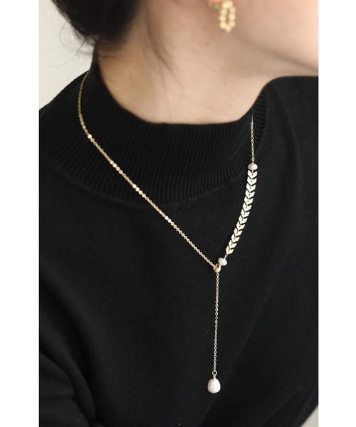 CAWAII（カワイイ）の「長さ調節可能。パールが揺れるアシンメトリーラリアットネックレス（ネックレス）」 WEAR