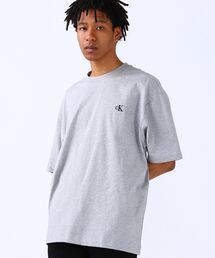 【ユニセックス】アーカイブロゴ リラックスクルーネック Tシャツ[JUNG KOOK / ジョングク着用商品]