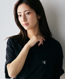 Calvin Klein Jeans（カルヴァンクラインジーンズ）の「【ユニセックス】アーカイブロゴ リラックスクルーネック Tシャツ[JUNG KOOK / ジョングク着用商品]（Tシャツ/カットソー）」
