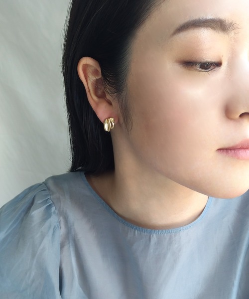 NOIR DE POUPEE(ノワールドプーペ)の「silver925 ボリュームビロードテクスチャー スタッドピアス (ニッケルフリー)(ピアス(両耳用)・レディース・ゴールド・FREE)」の2枚目の写真