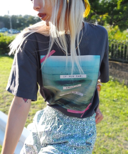 Ocean Pacific（オーシャンパシフィック）の「【OceanPacific×Sandy mag】ユニセックス 50thコラボTシャツ（Tシャツ/カットソー・レディース・ホワイト/チャコールグレー/ピンク・MEDIUM/LARGE/X-LARGE）」の2枚目の写真