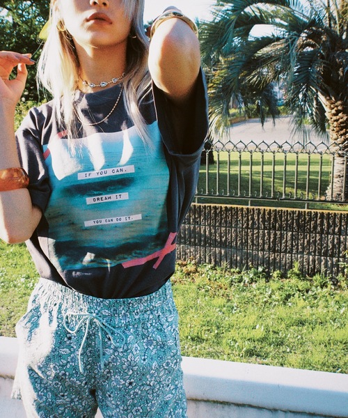 Ocean Pacific（オーシャンパシフィック）の「【OceanPacific×Sandy mag】ユニセックス 50thコラボTシャツ（Tシャツ/カットソー・レディース・ホワイト/チャコールグレー/ピンク・MEDIUM/LARGE/X-LARGE）」の15枚目の写真