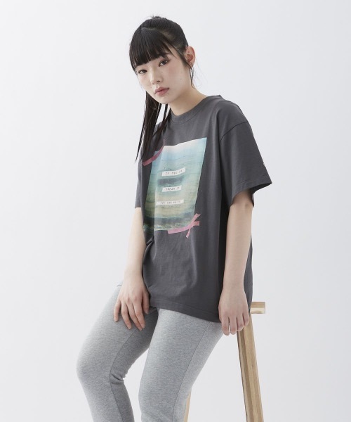 Ocean Pacific（オーシャンパシフィック）の「【OceanPacific×Sandy mag】ユニセックス 50thコラボTシャツ（Tシャツ/カットソー・レディース・ホワイト/チャコールグレー/ピンク・MEDIUM/LARGE/X-LARGE）」の10枚目の写真