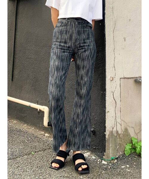 EMODA（エモダ）の「ウォッシュセミフレアジーンズ（デニムパンツ・レディース・ライトブルー/ブラック・SMALL/MEDIUM/X-SMALL）」の2枚目の写真