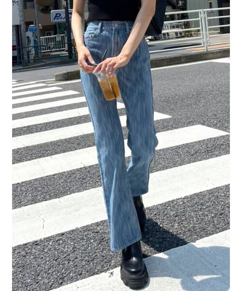 EMODA（エモダ）の「ウォッシュセミフレアジーンズ（デニムパンツ・レディース・ライトブルー/ブラック・SMALL/MEDIUM/X-SMALL）」の5枚目の写真