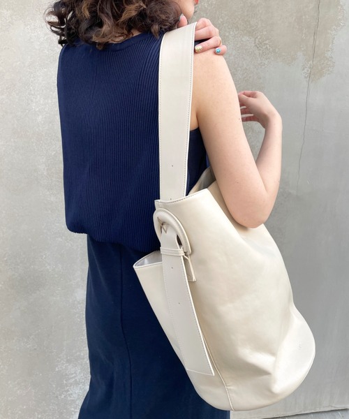 loti（ロティ）の「WEB限定 loti 多収納ポケットバケツBAG（トートバッグ・レディース・アイボリー/ブラック・FREE）」の2枚目の写真