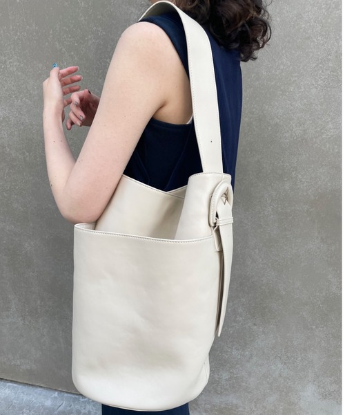 loti（ロティ）の「WEB限定 loti 多収納ポケットバケツBAG（トートバッグ・レディース・アイボリー/ブラック・FREE）」の4枚目の写真