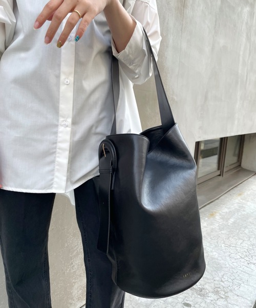 loti（ロティ）の「WEB限定 loti 多収納ポケットバケツBAG（トートバッグ・レディース・アイボリー/ブラック・FREE）」の5枚目の写真