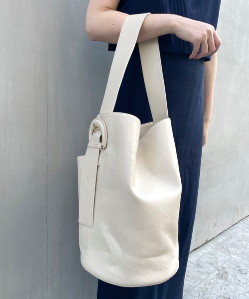 loti（ロティ）の「WEB限定 loti 多収納ポケットバケツBAG（トートバッグ・レディース・アイボリー/ブラック・FREE）」の3枚目の写真