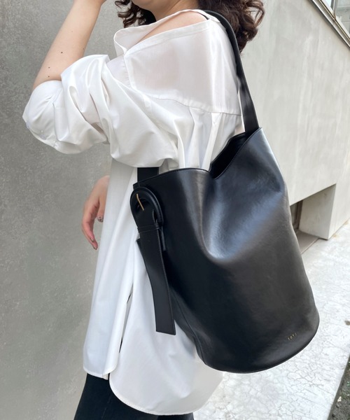 loti（ロティ）の「WEB限定 loti 多収納ポケットバケツBAG（トートバッグ・レディース・アイボリー/ブラック・FREE）」の7枚目の写真