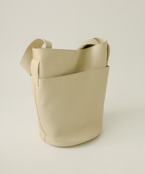 loti（ロティ）の「WEB限定 loti 多収納ポケットバケツBAG（トートバッグ・レディース・アイボリー/ブラック・FREE）」の10枚目の写真