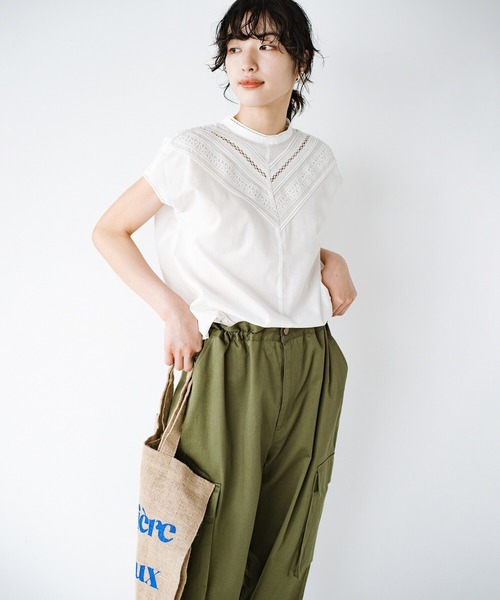 haco!(ハコ)の「大人が手っ取り早くかわいげを取り入れたい時の必殺技!軽やかコットンのレース&タックブラウス by que made me(シャツ/ブラウス・レディース・ホワイト/ブラック・SMALL/MEDIUM/LARGE/X-LARGE)」の2枚目の写真