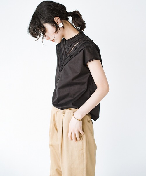 haco!(ハコ)の「大人が手っ取り早くかわいげを取り入れたい時の必殺技!軽やかコットンのレース&タックブラウス by que made me(シャツ/ブラウス・レディース・ホワイト/ブラック・SMALL/MEDIUM/LARGE/X-LARGE)」の11枚目の写真