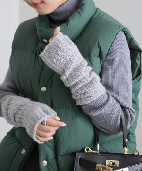 SLOBE IENA（スローブイエナ）の「【WILLIAM BRUNTON/ウィリアム ブラントン】CashmereRIB Plain グローブ（手袋・レディース・ブラウン/グレー/ベージュ・FREE）」の2枚目の写真