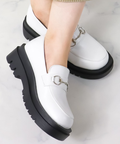 LibertyDoll(リバティードール)の「Liberty doll / 軽量厚底コインローファー ビットローファー (3042)(3043)(ローファー・レディース・ホワイト/ブラック/ダークブラウン/ブラック系その他/ホワイト系/ブラック系/ブラック系1/ダークブラウン系/シルバー/シルバー系1/ブラック系2/ブラック系その他2/イエロー系その他/キャメル・43/41/44/L/S/40/XL/M/LL/42)」の2枚目の写真