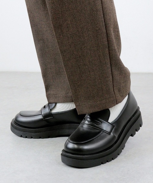 LibertyDoll(リバティードール)の「Liberty doll / 軽量厚底コインローファー ビットローファー (3042)(3043)(ローファー・レディース・ホワイト/ブラック/ダークブラウン/ブラック系その他/ホワイト系/ブラック系/ブラック系1/ダークブラウン系/シルバー/シルバー系1/ブラック系2/ブラック系その他2/イエロー系その他/キャメル・43/41/44/L/S/40/XL/M/LL/42)」の3枚目の写真