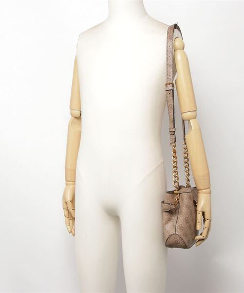 Guess（ゲス）の「ALEXIE Small Bucket（ハンドバッグ・レディース・ベージュ・ONE SIZE）」の17枚目の写真