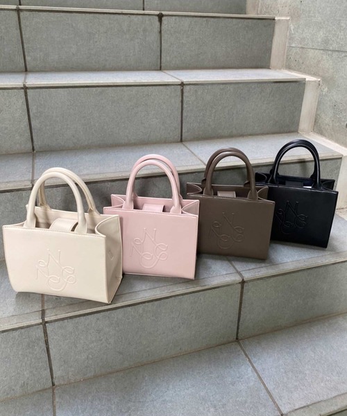 one after another NICE CLAUP（ワンアフターアナザーナイスクラップ）の「ロゴモチーフエンボスミニバック（ショルダーバッグ・レディース・アイボリー/ピンク/グレイッシュベージュ/ブラック・FREE）」の5枚目の写真