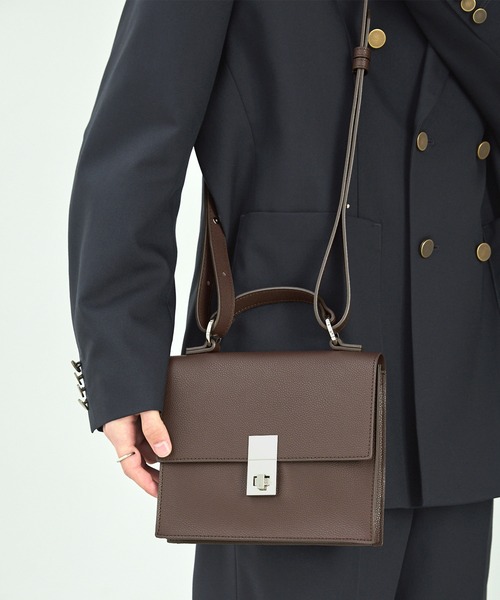 EMMA CLOTHES（エマクローズ）の「シンセティックレザー 2WAYショルダーハンドルバッグ EMMA CLOTHES（ショルダーバッグ・メンズ・ブラック/ダークブラウン・FREE）」の4枚目の写真