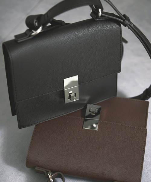 EMMA CLOTHES（エマクローズ）の「シンセティックレザー 2WAYショルダーハンドルバッグ EMMA CLOTHES（ショルダーバッグ・メンズ・ブラック/ダークブラウン・FREE）」の5枚目の写真