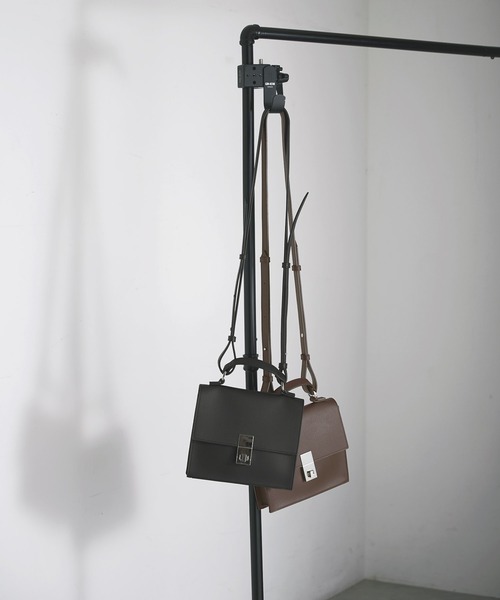 EMMA CLOTHES（エマクローズ）の「シンセティックレザー 2WAYショルダーハンドルバッグ EMMA CLOTHES（ショルダーバッグ・メンズ・ブラック/ダークブラウン・FREE）」の14枚目の写真