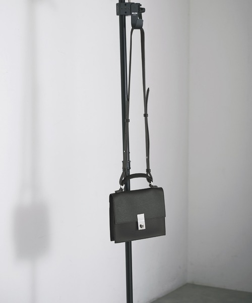 EMMA CLOTHES（エマクローズ）の「シンセティックレザー 2WAYショルダーハンドルバッグ EMMA CLOTHES（ショルダーバッグ・メンズ・ブラック/ダークブラウン・FREE）」の16枚目の写真