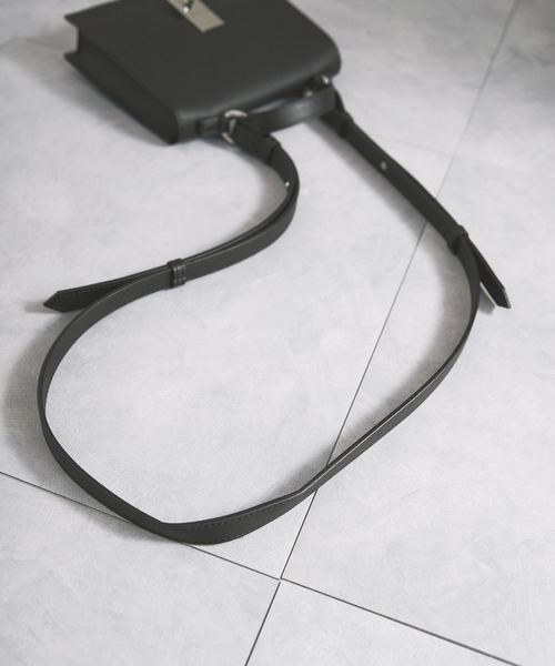 EMMA CLOTHES（エマクローズ）の「シンセティックレザー 2WAYショルダーハンドルバッグ EMMA CLOTHES（ショルダーバッグ・メンズ・ブラック/ダークブラウン・FREE）」の20枚目の写真