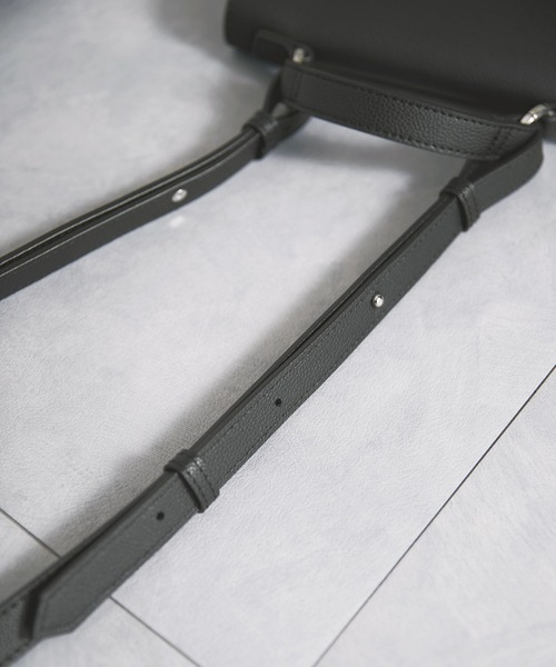 EMMA CLOTHES（エマクローズ）の「シンセティックレザー 2WAYショルダーハンドルバッグ EMMA CLOTHES（ショルダーバッグ・メンズ・ブラック/ダークブラウン・FREE）」の21枚目の写真