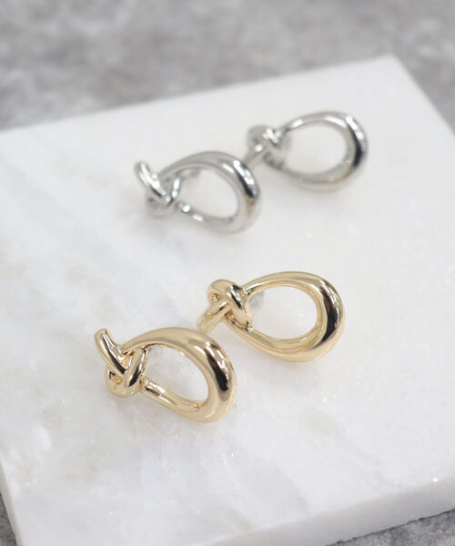 fredy emue（フレディエミュ）の「チタンポスト結びデザインピアス（ピアス（両耳用）・レディース・ゴールド/シルバー・FREE）」の4枚目の写真