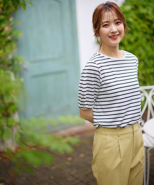 ANY SIS(エニィスィス)の「【汗ジミ防止・UVケア】アーモンドスリーブ カットソー(Tシャツ/カットソー・レディース・レッド系/ライトグリーン系/ブラック系/ホワイト系1/ライトグレー系/ネイビー系1/ライラック系/ホワイト系/黄土色系/パープル系/ダークグリーン系・2)」の3枚目の写真