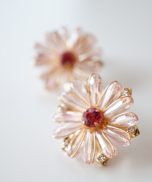 CERCA（チェルカ）の「jolie minette/フラワー ビジュー イヤリング（イヤリング・レディース・クリア/ブラック/ピンク/ベージュ/オレンジ/アクア・FREE）」の4枚目の写真