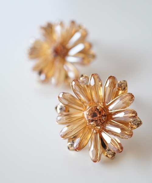 CERCA（チェルカ）の「jolie minette/フラワー ビジュー イヤリング（イヤリング・レディース・クリア/ブラック/ピンク/ベージュ/オレンジ/アクア・FREE）」の5枚目の写真