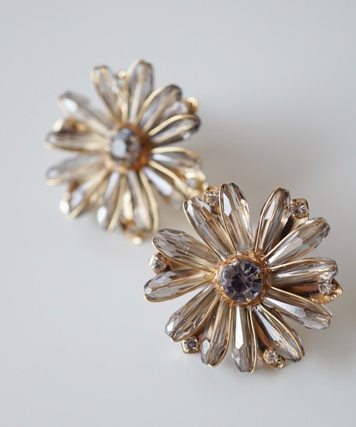 CERCA（チェルカ）の「jolie minette/フラワー ビジュー イヤリング（イヤリング・レディース・クリア/ブラック/ピンク/ベージュ/オレンジ/アクア・FREE）」の2枚目の写真