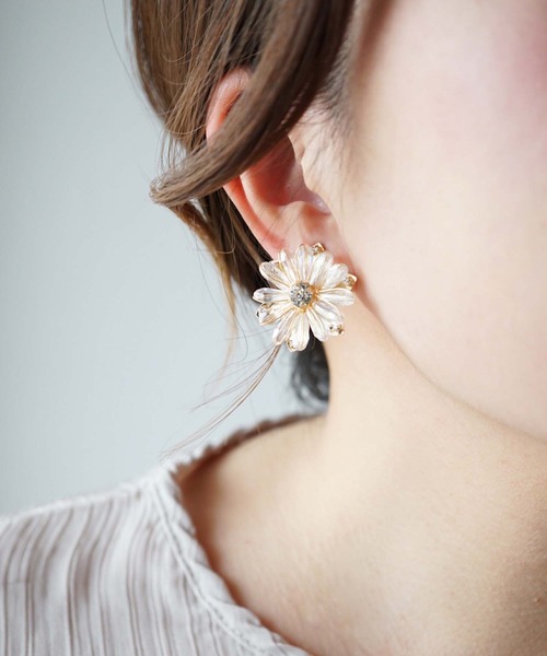 CERCA（チェルカ）の「jolie minette/フラワー ビジュー イヤリング（イヤリング・レディース・クリア/ブラック/ピンク/ベージュ/オレンジ/アクア・FREE）」の19枚目の写真