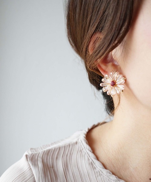 CERCA（チェルカ）の「jolie minette/フラワー ビジュー イヤリング（イヤリング・レディース・クリア/ブラック/ピンク/ベージュ/オレンジ/アクア・FREE）」の17枚目の写真