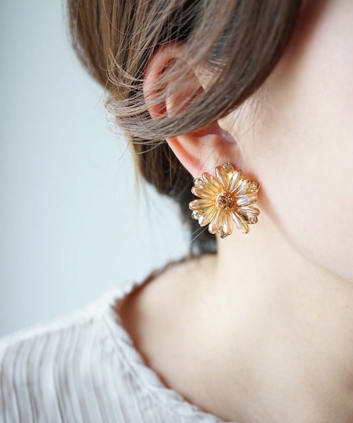 CERCA（チェルカ）の「jolie minette/フラワー ビジュー イヤリング（イヤリング・レディース・クリア/ブラック/ピンク/ベージュ/オレンジ/アクア・FREE）」の15枚目の写真