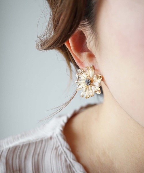 CERCA（チェルカ）の「jolie minette/フラワー ビジュー イヤリング（イヤリング・レディース・クリア/ブラック/ピンク/ベージュ/オレンジ/アクア・FREE）」の9枚目の写真