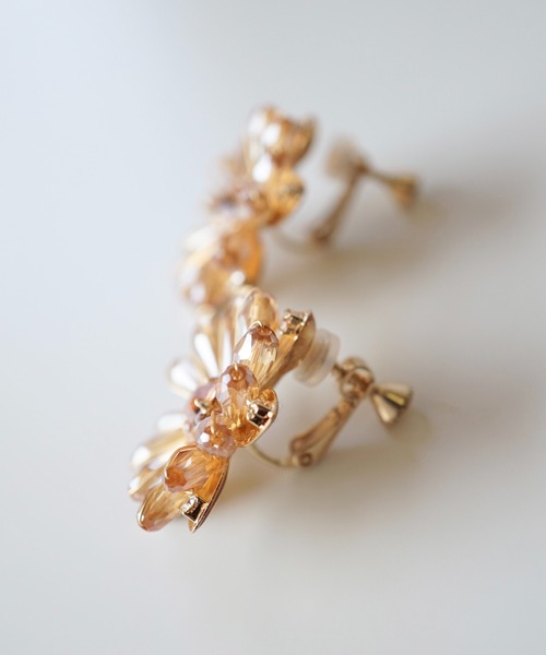 CERCA（チェルカ）の「jolie minette/フラワー ビジュー イヤリング（イヤリング・レディース・クリア/ブラック/ピンク/ベージュ/オレンジ/アクア・FREE）」の12枚目の写真