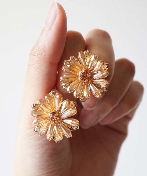 CERCA（チェルカ）の「jolie minette/フラワー ビジュー イヤリング（イヤリング・レディース・クリア/ブラック/ピンク/ベージュ/オレンジ/アクア・FREE）」の18枚目の写真