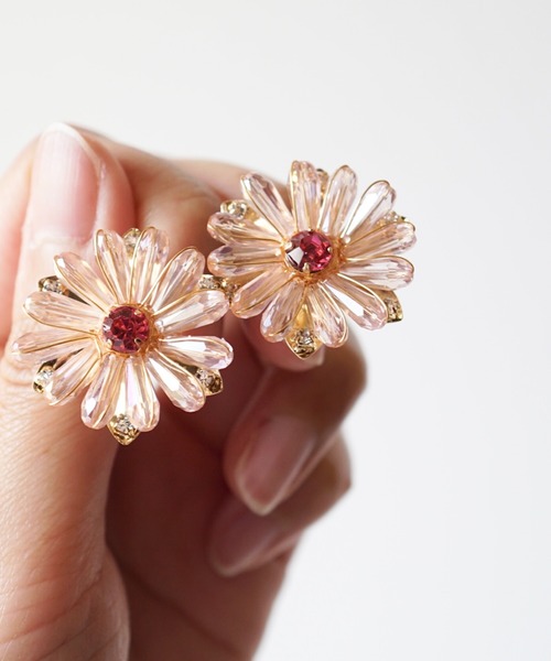 CERCA（チェルカ）の「jolie minette/フラワー ビジュー イヤリング（イヤリング・レディース・クリア/ブラック/ピンク/ベージュ/オレンジ/アクア・FREE）」の16枚目の写真