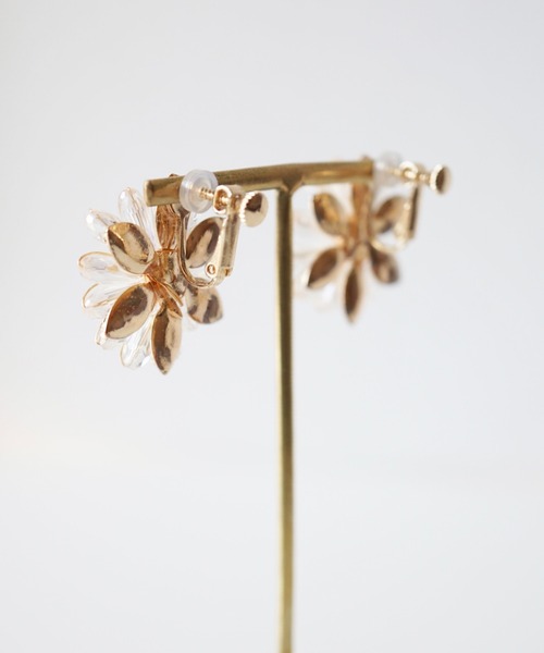 CERCA（チェルカ）の「jolie minette/フラワー ビジュー イヤリング（イヤリング・レディース・クリア/ブラック/ピンク/ベージュ/オレンジ/アクア・FREE）」の14枚目の写真