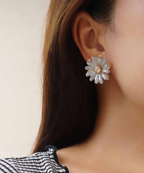 CERCA（チェルカ）の「jolie minette/フラワー ビジュー イヤリング（イヤリング・レディース・クリア/ブラック/ピンク/ベージュ/オレンジ/アクア・FREE）」の8枚目の写真